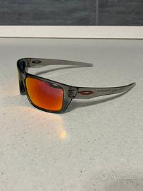 Occhiali Oakley Drop Point- Ruby Iridium/Grey Ink
