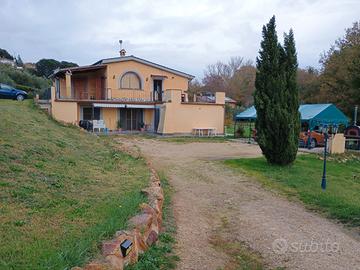 Villa con giardino e piscina