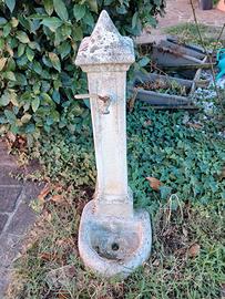 Titolo: Fontana da giardino a colonna in cemento
