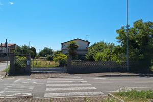 Abitazione + Spazi per ampliamento o Attività