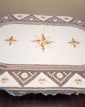 Tovaglia ovale ricamata, collezione