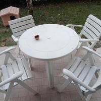 Tavolo da giardino con quattro sedie 