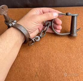 Antiche manette in ferro battuto numerate