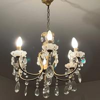 lampadario da camera con gocce di cristallo