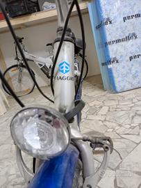 2 bici elettriche una aprila e l altra piaggio ver