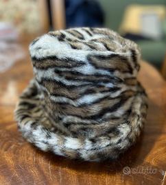 Cappello in soffice pelliccia sintetica