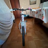 Bici da bambina rosa e bianca