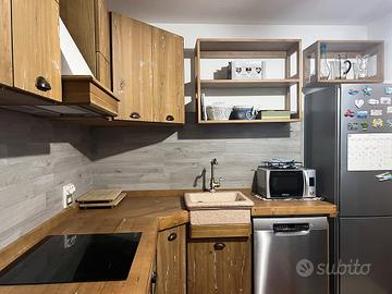 Cucina angolare stile RUSTICO in legno su misura