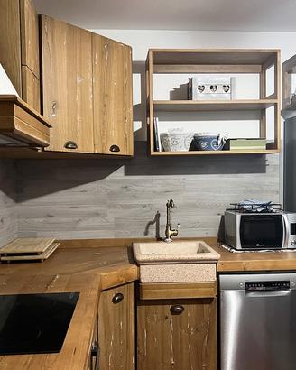 Cucina angolare stile RUSTICO in legno su misura