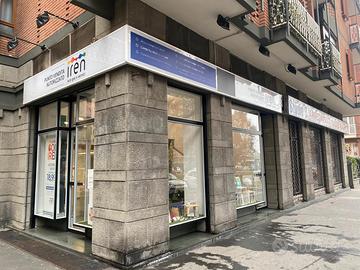 Corso Traiano Negozio con tre vetrine angolare