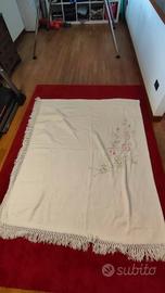 coperta con frange con decorazione floreale
