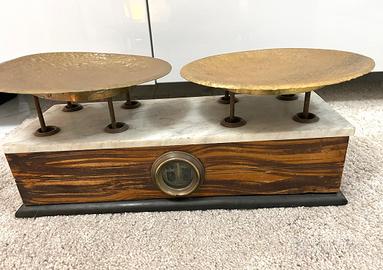 Bilancia con piatti in ottone