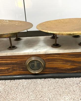 Bilancia con piatti in ottone