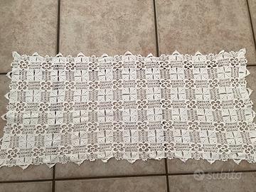 centrino runner in pizzo bianco fatto a mano