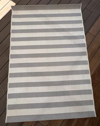 Tappeto interno/esterno a righe bianco e grigio