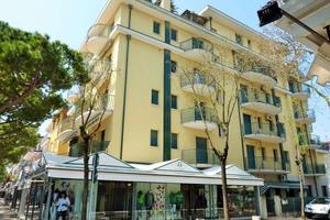 TRILO PIANO TERRA CON DOPPI SERVIZI P.ZZA AURORA 0