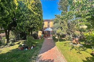 Ampia singola con + di 1400 mq di giardino
