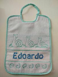 Bavaglino ricamato a punto croce