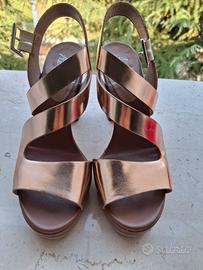 Sandali in pelle color oro n. 36