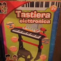Tastiera elettronica e chitarra chicco