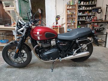 TRIUMPH STREET TWIN 900