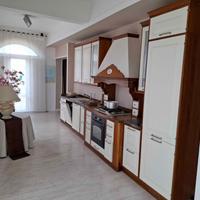 Cucina in legno massello con kit elettrodomestici