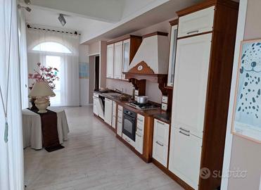 Cucina in legno massello con kit elettrodomestici