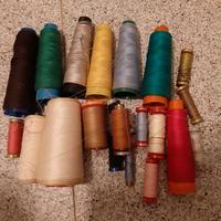 FILO DA CUCITO E GOMITOLI DI LANA.