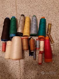 FILO DA CUCITO E GOMITOLI DI LANA.