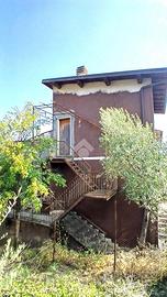 CASA SEMINDIPENDENTE A SERRONE