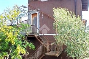CASA SEMINDIPENDENTE A SERRONE