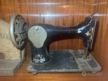 Macchina da cucire manuale Singer antiquariato