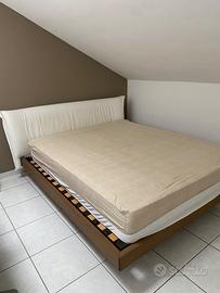 Letto matrimoniale con doghe in legno