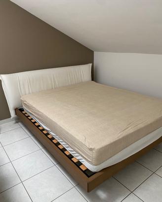 Letto matrimoniale con doghe in legno