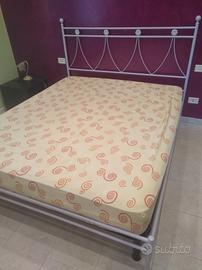 Struttura letto matrimoniale in ferro battuto 