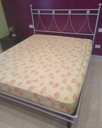 Struttura letto matrimoniale in ferro battuto 