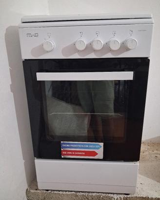 Cucina a gas con forno pari al nuovo.