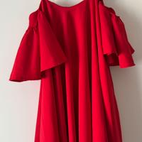 Abito rosso "cold shoulder" con volant