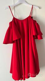 Abito rosso "cold shoulder" con volant