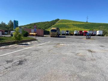 Immobile di 9000 m² con 2 locali a Monterotondo