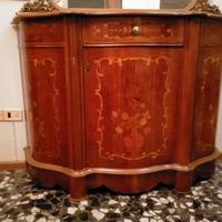 mobile vintage con intarsio floreale colorato