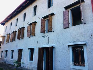 Rustico / Casale di 450 m² con 4 locali e box auto