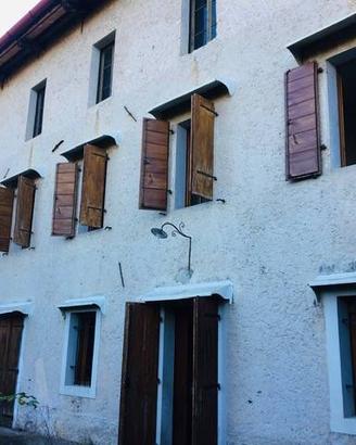 Rustico / Casale di 450 m² con 4 locali e box auto
