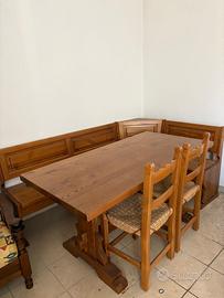 Tavolo in castagno massello con panca angolare
