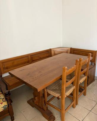 Tavolo in castagno massello con panca angolare