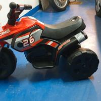 Moto giocattolo elettrica a tre ruote.