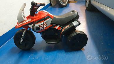 Moto giocattolo elettrica a tre ruote.