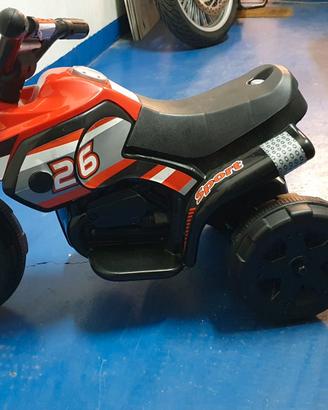 Moto giocattolo elettrica a tre ruote.