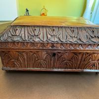 Antico portagioie intagliato in noce