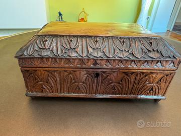 Antico portagioie intagliato in noce